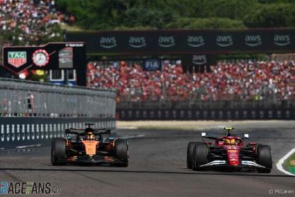 Hamilton Ferrari ilk podyum zaferini kutlarken, tarihi anlar padokta!