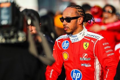 Lewis Hamilton podyumuyla F1 zaferini Çin GP’de kutluyor.