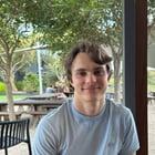 Oscar Piastri ve iki haftalık F1 macerası ile ilgili bir görsel, padoktan kareler.