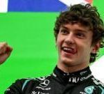 Kimi Antonelli Çin Zaferi ile podyumda zafer kutluyor.