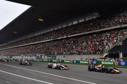 F1 taraftarları heyecanlı bir yarış anını izlerken, Toto Wolff açıklamalarda bulunuyor.