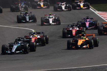 Mercedes yazılımı avantajı tartışmalarıyla F1 padokunda start anı.