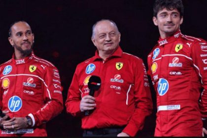 Lewis Hamilton Ferrari ile padokta, yeni sezon hazırlıkları görseli