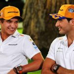 Carlos Sainz McLaren günlerinde Lando Norris ile padokta, 2019.