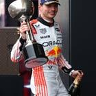 Max Verstappen Japonya’da beyazla kazandı, Red Bull’un özel tasarımı Suzuka’da zaferle buluştu.