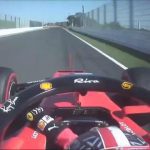 Charles Leclerc 130R virajında tek elle sürüş yaparken, Japonya GP 2019.