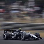 Cadillac F1 Takımı logosu ve padokta yeni çocuk heyecanı.