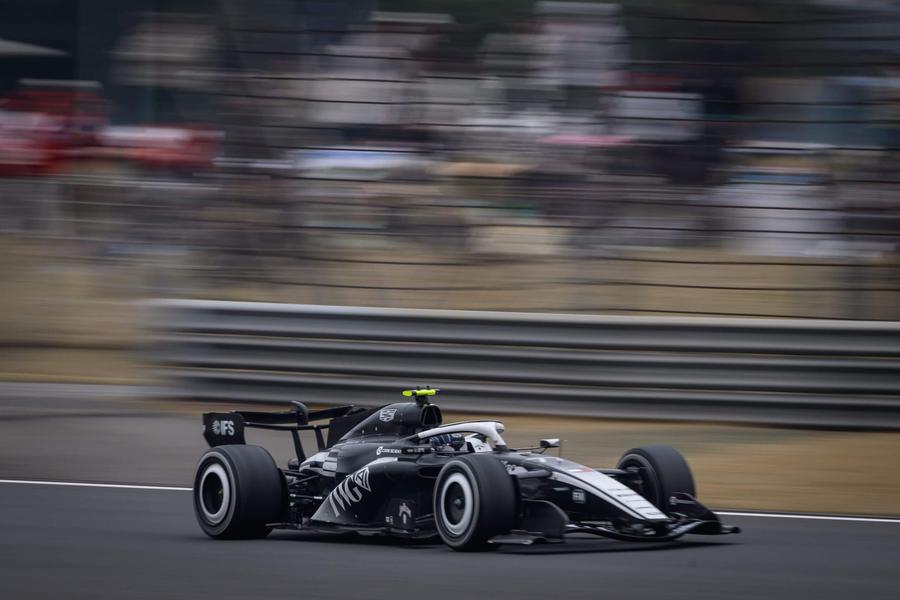 Cadillac F1 Takımı logosu ve padokta yeni çocuk heyecanı.