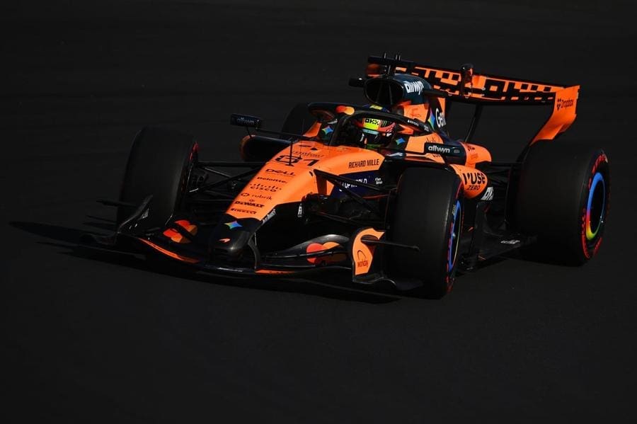 McLaren Japon GP’de gerçekten en hızlı mı? Suzuka’da tur atan McLaren aracı görseli.