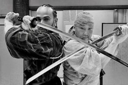 Lewis Hamilton ve Samuray Kılıcı eğitimi sırasında Suzuka öncesi dojo’da.