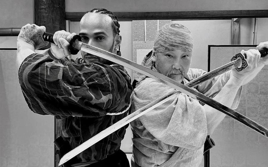 Lewis Hamilton ve Samuray Kılıcı eğitimi sırasında Suzuka öncesi dojo’da.