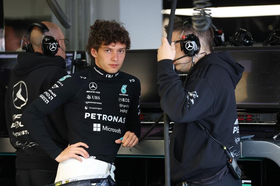 Kimi Antonelli performansı ile Suzuka’da pole pozisyonunda, Russell’ı geride bıraktı.