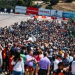 Mick Schumacher IndyCar deneyimi sırasında padokta, heyecanlı anlar.