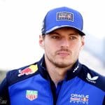 Verstappen basın tartışması sırasında gazeteciye tepki gösteriyor.