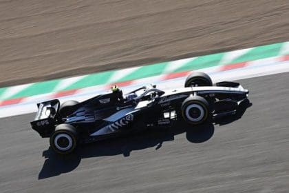 Suzuka'da Cadillac Aston Martin'i geride bırakırken çekilen bir yarış arabası fotoğrafı.