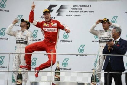 Sebastian Vettel, Ferrari aracıyla yarış kazanırken, tarihi bir anı ölümsüzleştiriyor
