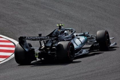 Kimi Antonelli, 2026 Japonya GP sıralama turlarında pole pozisyonunu kazandı.