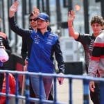 2026 F1 Japonya GP yarışının başlangıcını bekleyen kalabalık tribünler