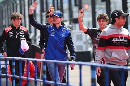 2026 F1 Japonya GP yarışının başlangıcını bekleyen kalabalık tribünler