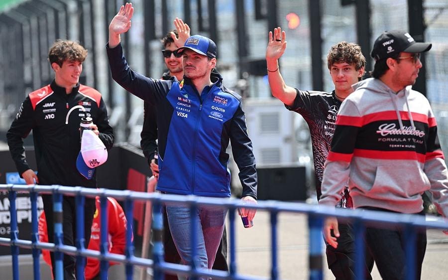 2026 F1 Japonya GP yarışının başlangıcını bekleyen kalabalık tribünler