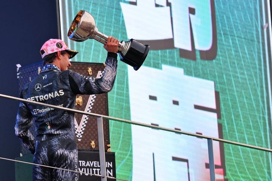 Andrea Kimi Antonelli, 2026 F1 Sıralaması lideri olarak podyumda.