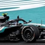 Kimi Antonelli F1 Japonya GP'si zaferini kutluyor, podyumda şampanya patlatıyor.