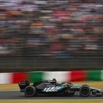Kimi Antonelli Japonya GP Zaferi sonrası podyumda, şampanya keyfi