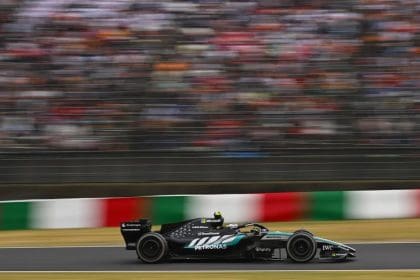 Kimi Antonelli Japonya GP Zaferi sonrası podyumda, şampanya keyfi