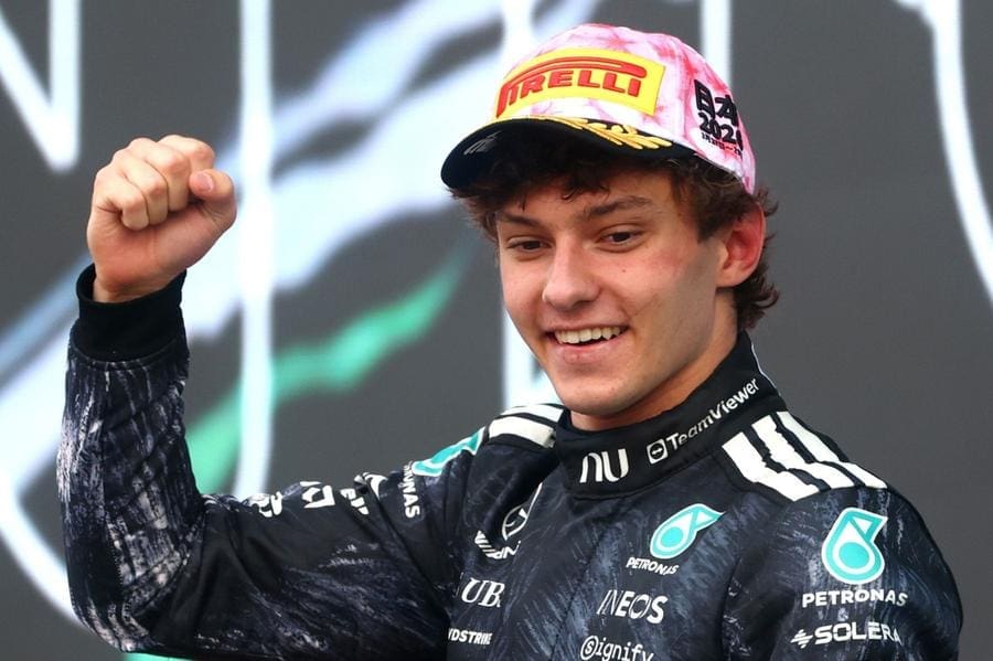 F1'de Kimi, yarış sonrası podyumda şampiyonluk kutlaması yapıyor.