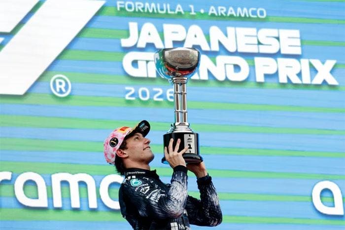 Kimi Antonelli Japonya'da F1 Zaferi sonrası podyumda kutlama yapıyor
