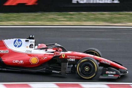 Ferrari F1 aracı pistte yarışıyor, Ferrari elektrik yönetimi odak noktası