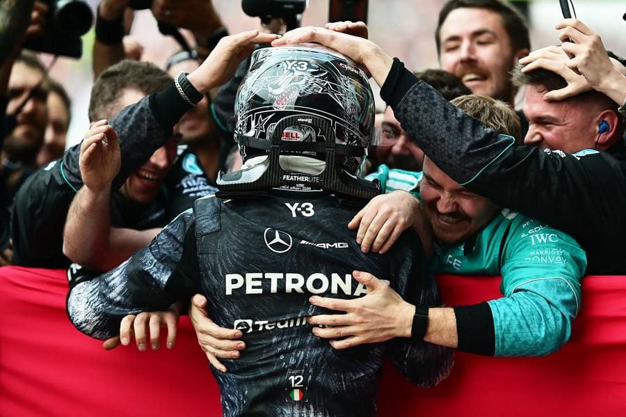 Kimi Antonelli Japonya Grand Prix zaferini kutluyor, şampiyonluk yolunda önemli bir adım.