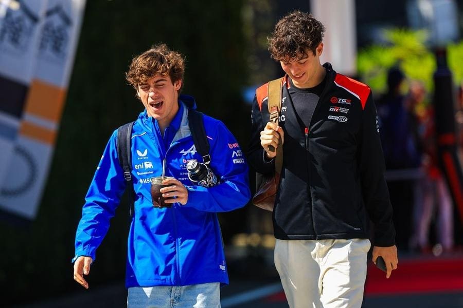 Franco Colapinto, Formula 1 antrenmanlarında pistte, yarışa hazır.