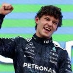 Kimi Antonelli Japonya Zaferi sonrası podyumda sevinirken, Suzuka pisti, 125 karakter