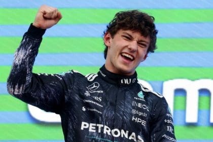 Kimi Antonelli Japonya Zaferi sonrası podyumda sevinirken, Suzuka pisti, 125 karakter