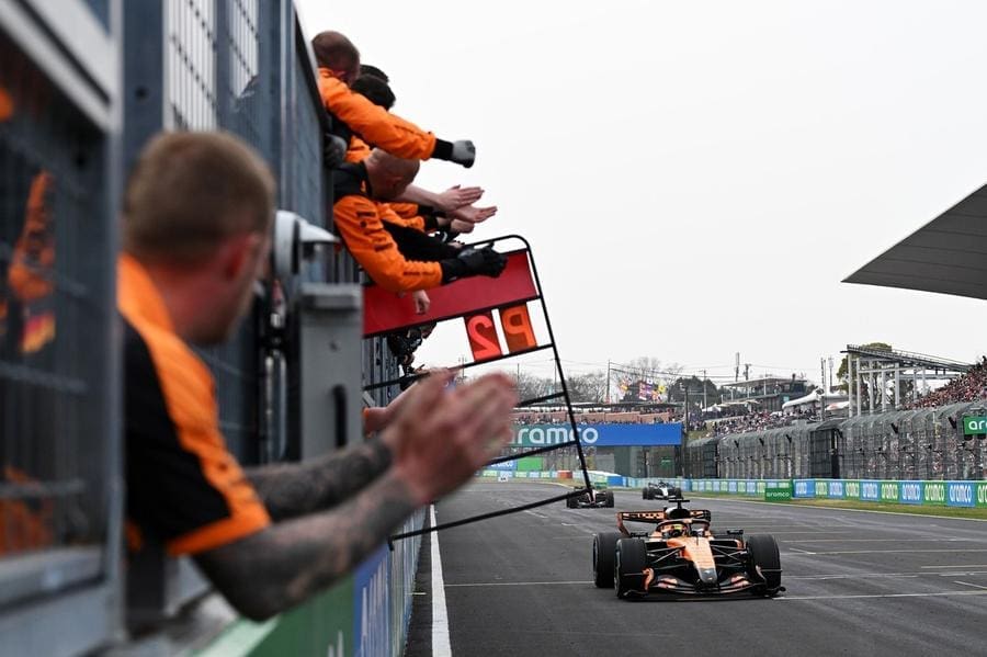 Oscar Piastri Japonya'da McLaren F1 podyumu kutluyor