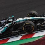 Mercedes W17, Suzuka pistinde mücadele ederken, Mercedes'in iki yüzü net bir şekilde görülüyor.