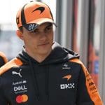 Oscar Piastri, Japonya Grand Prix'sinde podyumda sevinirken, McLaren pilotu.