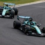 Aston Martin F1 aracı pistte, Alonso direksiyonda. Aston Martin mücadelesi devam ediyor.