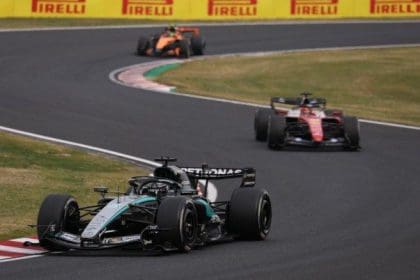F1 aracı pistte yarışırken, aktif aero sistemleri devreye giriyor, 125 karakter max