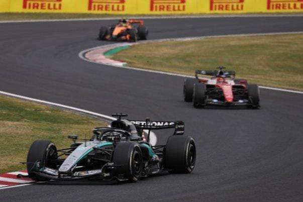 F1 aracı pistte yarışırken, aktif aero sistemleri devreye giriyor, 125 karakter max