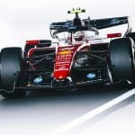 Ferrari F1 aracı pistte, aerodinamik geliştirmeler dikkat çekiyor.