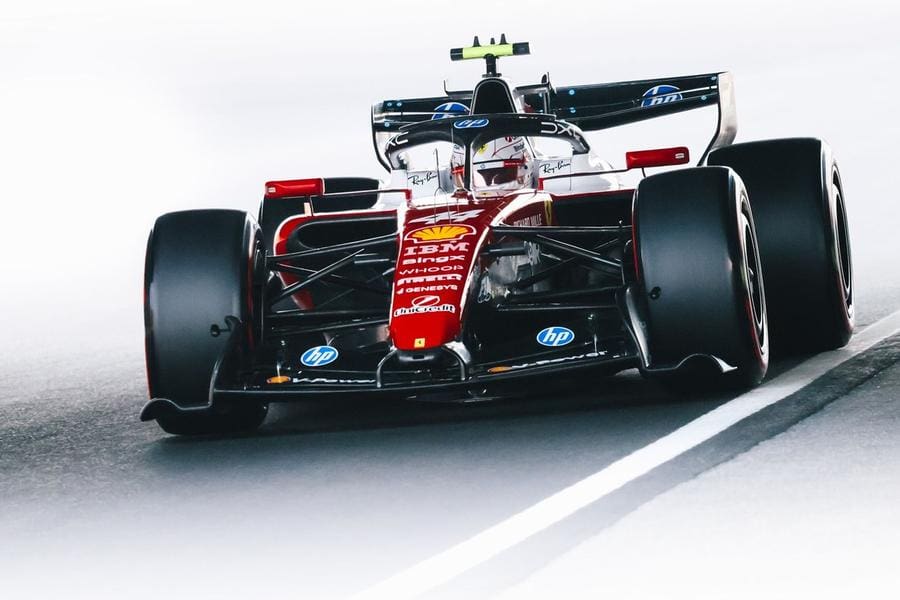 Ferrari F1 aracı pistte, aerodinamik geliştirmeler dikkat çekiyor.