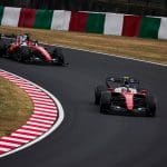 Ferrari F1 aracı pistte test sürüşü yaparken, odak noktası Ferrari F1 testleri.