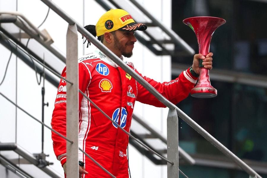 Lewis Hamilton, Çin GP'sinde Ferrari'siyle podyumda, büyük bir Ferrari podium mücadelesi sonrası