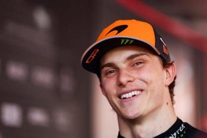 Oscar Piastri'nin papaya detaylı özel McLaren 750S'i yarış pistine hazır görünüyor