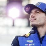 Max Verstappen F1 aracıyla pistte yarışırken çekilmiş aksiyon dolu bir fotoğraf