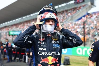 Max Verstappen F1 aracıyla pistte yarışırken, Max Verstappen'in F1'i bırakma ihtimali tartışılıyor
