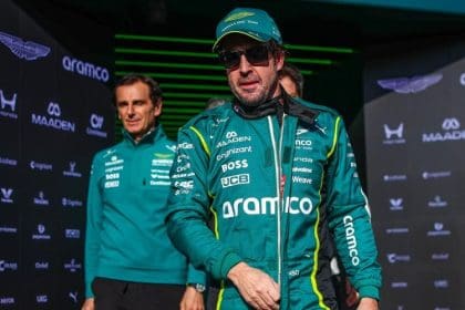 Aston Martin hayal kırıklığı yaşayan Fernando Alonso ve Lance Stroll padokta