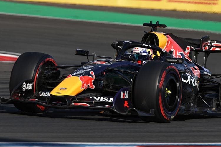 Max Verstappen Red Bull aracıyla podyuma çıkarken, Verstappen F1'de mutlu mu sorusu akıllarda.